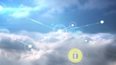 Bulutlar ve gökyüzü üzerindeki çevrimiçi güvenlik asma kilidiyle bağlantı ağının animasyonu. küresel internet güvenliği ve bağlantılar konsepti dijital olarak oluşturulmuş video.