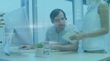 Ofisteki iş adamları üzerinde veri işleme animasyonu. küresel finansman, işletme, veri işleme, dijital arayüz ve teknoloji konsepti dijital olarak oluşturulmuş video.