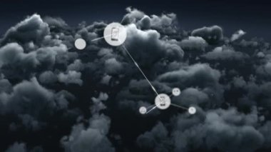 Bulutlu gece gökyüzü üzerindeki simgelerle bağlantı ağları. bağlantı, teknoloji ve dijital arayüz kavramı dijital olarak oluşturulmuş video.