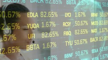 Telefon kulaklığı takan iş kadınının istatistik ve veri işleme animasyonu. iş, bağlantı, teknoloji ve dijital arayüz konsepti dijital olarak oluşturulmuş video.