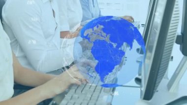 Telefon kulaklığı takan iş adamlarının üzerinde küre ve numaraların animasyonu. iş, bağlantı, teknoloji ve dijital arayüz konsepti dijital olarak oluşturulmuş video.