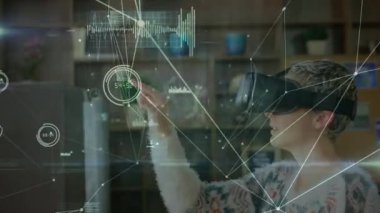VR kulaklık takan kadın üzerindeki bağlantı ağının animasyonu. küresel bağlantılar, veri işleme, dijital arayüz ve teknoloji konsepti dijital olarak oluşturulmuş video.