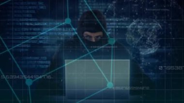 Bilgisayar kullanarak bilgisayar korsanları üzerinden dünya çapındaki bağlantı ağlarının animasyonu. küresel internet güvenliği, veri işleme, ağlar, bağlantılar ve dijital arayüz konsepti dijital olarak oluşturulmuş video.