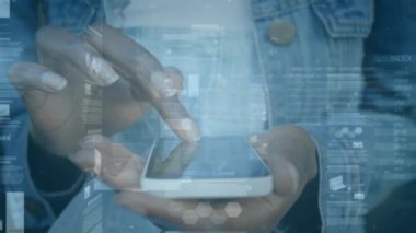 Akıllı telefon kullanan bir kadın hakkında istatistik ve finansal veri işleme animasyonu. küresel finansman, iş dünyası, dijital arayüz ve teknoloji konsepti dijital olarak oluşturulmuş video.