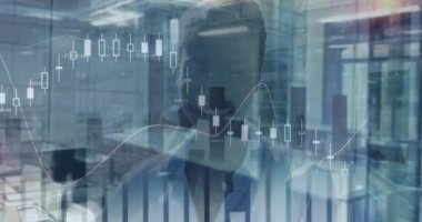 Ofisteki gülümseyen iş kadınıyla ilgili istatistik ve mali veri işleme animasyonu. küresel iş, finans, veri işleme ve bağlantılar konsepti dijital olarak oluşturulmuş video.