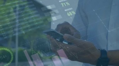 Akıllı telefon kullanan bir adamın istatistik ve finansal veri işleme animasyonu. küresel finansman, iş dünyası, dijital arayüz ve teknoloji konsepti dijital olarak oluşturulmuş video.