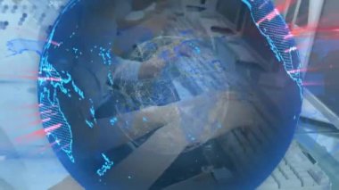 Telefon kulaklığı takan iş adamlarının dünya haritasının animasyonu. iş, bağlantı, teknoloji ve dijital arayüz konsepti dijital olarak oluşturulmuş video.