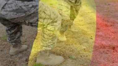 Eğitim kampında iki asker eğitimine karşı Belçika bayrağı sallamanın dijital bileşimi. asker ordusu ve vatanseverlik kavramı