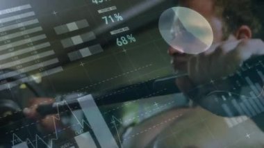 Güçlü adam egzersizleriyle ilgili veri işleme ve istatistiklerin animasyonu. global spor, fitness ve veri işleme konsepti dijital olarak oluşturulmuş video.