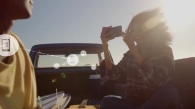 Aracında kocasının fotoğraflarını çeken Afrikalı Amerikalı kadınlara karşı dijital ikonlar ağı. seyahat, tatil ve küresel ağ teknolojisi kavramı