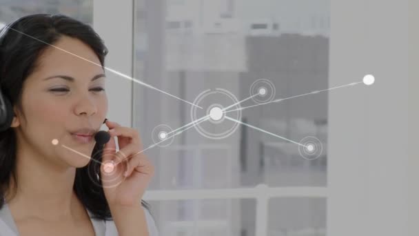 Animacja Sieci Połączeń Globusem Nad Bizneswoman Pomocą Słuchawki Telefonu Globalne — Wideo stockowe