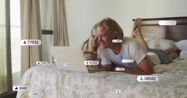 ラップトップを使用して 男性と女性の上のアイコンとの接続のネットワークのアニメーション デジタルで生成されたビデオの世界的な接続 技術コンセプト — ストック動画