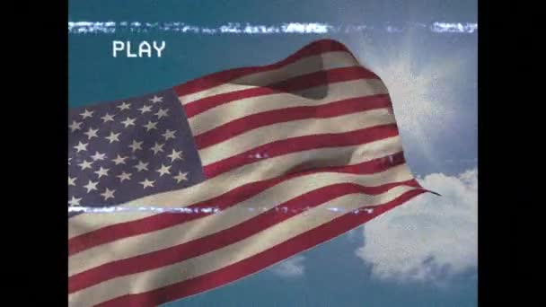 青い空に手を振ってアメリカの国旗に対してVthsグリッチ効果のデジタルアニメーション レトロカメラ効果のコンセプト — ストック動画