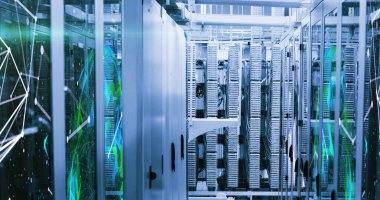 Sunucu odasındaki bilgisayar sunucuları üzerinden veri işleme ve dijital bilgi akışının resmi. İnternet hizmet sağlayıcısı veya veri işleme merkezi genel ağı.