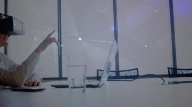 VR kulaklık takan kadın üzerindeki bağlantı ağının animasyonu. küresel bağlantılar, veri işleme, dijital arayüz ve teknoloji konsepti dijital olarak oluşturulmuş video.