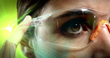 VR kulaklık takan bir kadının üzerindeki dünyanın animasyonu. küresel bağlantılar, teknoloji, dijital arayüz ve bağlantılar konsepti dijital olarak oluşturulmuş video