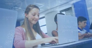 Matematiksel denklemlerin okul çocukları üzerinde dizüstü bilgisayar kullanılarak canlandırılması. küresel eğitim, teknoloji ve bağlantılar konsepti dijital olarak oluşturulmuş video.