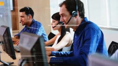 Telefon kulaklığı takan iş adamlarının dijital arayüz ve veri işleme animasyonları. iş, bağlantı, teknoloji ve dijital arayüz konsepti dijital olarak oluşturulmuş video.