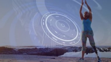 Yapay bacaklı bir kadının deniz kenarında meditasyon yaparken dürbünü taramasının animasyonu. fitness, engellilik, refah ve veri işleme konsepti dijital olarak oluşturulmuş video.