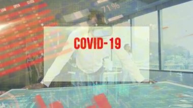 VR kulaklıklı bir adam üzerinde bilgi ve veri işleme içeren Coperid 19 metnin animasyonu. Coronavirus covid 19 salgını sırasında tıbbi araştırma teknolojisi dijital olarak üretildi..