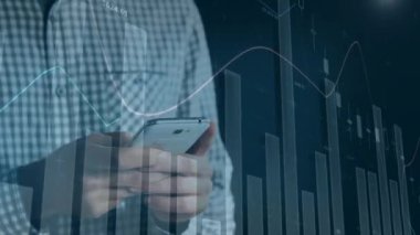 Akıllı telefon kullanan bir adamın istatistik ve finansal veri işleme animasyonu. küresel finansman, iş dünyası, dijital arayüz ve teknoloji konsepti dijital olarak oluşturulmuş video.