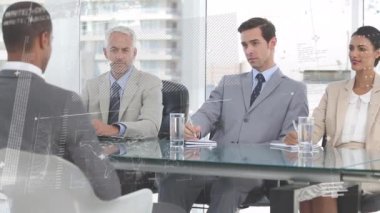 İş toplantısından sonra istatistik ve finansal veri işleme animasyonu. küresel iş, veri işleme, bağlantılar, teknoloji ve dijital arayüz kavramı dijital olarak oluşturulmuş video.