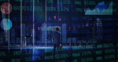 Ofisteki iş adamının finansal veri işleme animasyonu. küresel finansman, iş dünyası, dijital arayüz ve teknoloji konsepti dijital olarak oluşturulmuş video.