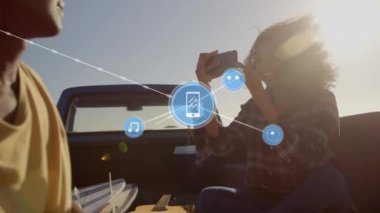 Aracında kocasının fotoğraflarını çeken Afrikalı Amerikalı kadınlara karşı dijital ikonlar ağı. seyahat, tatil ve küresel ağ teknolojisi kavramı