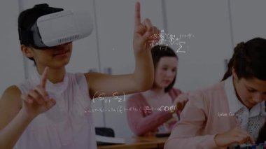 VR kulaklık takan kız öğrencinin denklemlerinin animasyonu. eğitim, veri işleme, bağlantı, teknoloji ve dijital arayüz kavramı dijital olarak oluşturulmuş video.