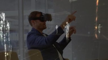 VR kulaklık takan adamın veri işleme animasyonu. küresel dijital arayüz, teknoloji ve ağ konsepti dijital olarak oluşturulmuş video.