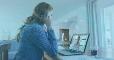 Telefon kulaklığı ve dizüstü bilgisayar kullanan iş kadını üzerinde biyometrik parmak izi animasyonu. küresel çevrimiçi güvenlik, veri işleme, dijital arayüz ve teknoloji konsepti dijital olarak oluşturulmuş video.