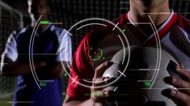 Futbolcular üzerinde dönen güvenli kilitle dijital arayüzün animasyonu. dijital veri güvenliği teknolojisi ve spor konsepti dijital olarak oluşturulmuş animasyon.