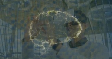 VR kulaklık takan iş adamının beyin dönüşünün ve veri işlemesinin animasyonu. ticari, bilim, bağlantı, teknoloji ve dijital arayüz kavramı dijital olarak oluşturulmuş video.