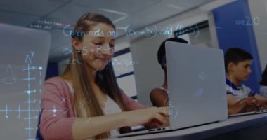 Matematiksel denklemlerin okul çocukları üzerinde dizüstü bilgisayar kullanılarak canlandırılması. küresel eğitim, teknoloji ve bağlantılar konsepti dijital olarak oluşturulmuş video.