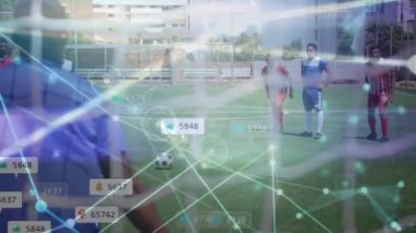 Futbolcular üzerinde sosyal medya simgeleriyle bağlantı ağının animasyonu. bağlantı, teknoloji ve dijital arayüz kavramı dijital olarak oluşturulmuş video.