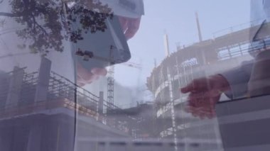 Şehir manzarası üzerinde el sıkışan iş adamlarının animasyonu. küresel iş, anlaşma, dijital arayüz, teknoloji ve ağ konsepti dijital olarak oluşturulmuş video.