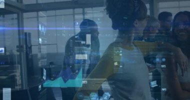 Ofisteki iş adamları üzerinde finansal veri işleme animasyonu. küresel iş, finans, veri işleme ve bağlantılar konsepti dijital olarak oluşturulmuş video.