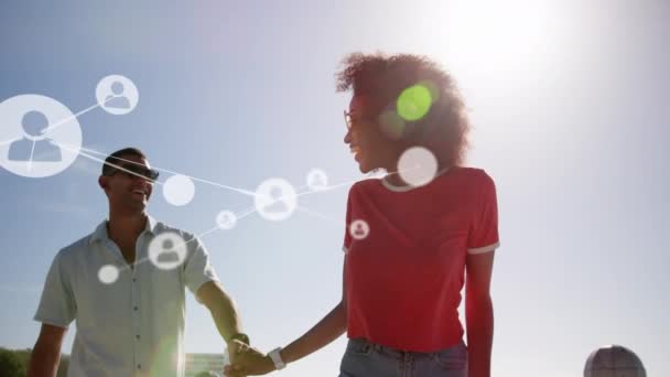 해변을 손으로 커플에 프로필 아이콘 네트워크 글로벌 — 비디오