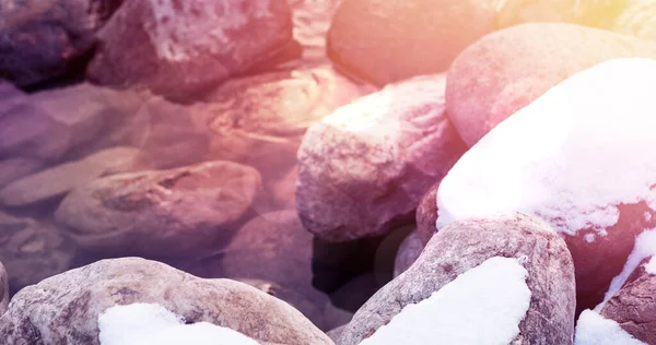 Kış Boyunca Suda Kayalar Karla Kaplı Hafif Lekeli Buzlar Mevsimler — Stok fotoğraf
