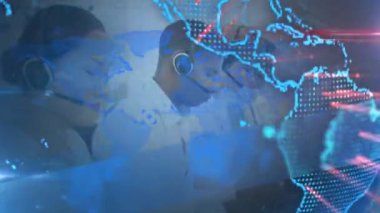 Telefon kulaklığı takan iş adamlarının dünya haritasının animasyonu. iş, bağlantı, teknoloji ve dijital arayüz konsepti dijital olarak oluşturulmuş video.