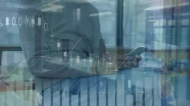 Akıllı telefon kullanan bir adamın istatistik ve finansal veri işleme animasyonu. küresel finansman, iş dünyası, dijital arayüz ve teknoloji konsepti dijital olarak oluşturulmuş video.