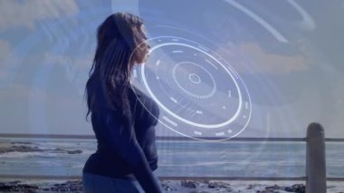 Sahilde yürüyen yapay bacaklı bir kadının üzerinde dürbün taraması. fitness, engellilik, refah ve veri işleme konsepti dijital olarak oluşturulmuş video.