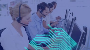 Telefon kulaklığı kullanan iş adamlarının üzerinde işlemci devre kartı animasyonu. küresel iş, veri işleme, dijital arayüz ve teknoloji konsepti dijital olarak oluşturulmuş video.