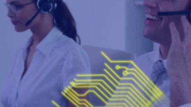 Telefon kulaklığı kullanan iş adamlarının üzerinde işlemci devre kartı animasyonu. küresel iş, veri işleme, dijital arayüz ve teknoloji konsepti dijital olarak oluşturulmuş video.