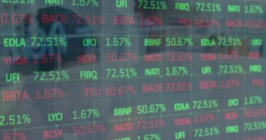 Ofisteki iş adamları üzerinde istatistik ve finansal veri işleme animasyonu. küresel iş, finans, veri işleme ve bağlantılar konsepti dijital olarak oluşturulmuş video.