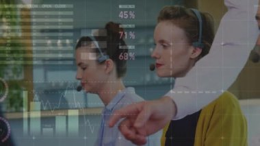 Telefon kulaklığı kullanan iş adamlarının istatistiklerinin animasyonu. küresel iletişim, iş dünyası, dijital arayüz, teknoloji ve ağ konsepti dijital olarak oluşturulmuş video.