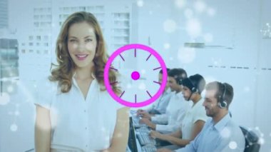 Telefon kulaklığı takan iş adamlarının bağlantılarının canlandırılması ve mor kayıt kilitlenmesi. 
