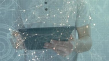 Dijital tablet kullanarak beyaz ırka karşı yüzen bağlantılar ağı. küresel ağ ve iş teknolojisi kavramı