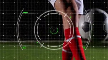 Futbolcu üzerinde dönen güvenli kilitle dijital arayüzün animasyonu. dijital veri güvenliği teknolojisi ve spor konsepti dijital olarak oluşturulmuş animasyon.