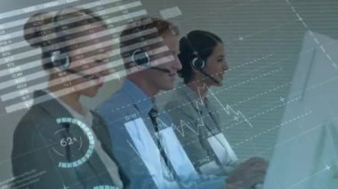 Telefon kulaklığı kullanan iş adamlarının istatistiklerinin animasyonu. küresel iletişim, iş dünyası, dijital arayüz, teknoloji ve ağ konsepti dijital olarak oluşturulmuş video.